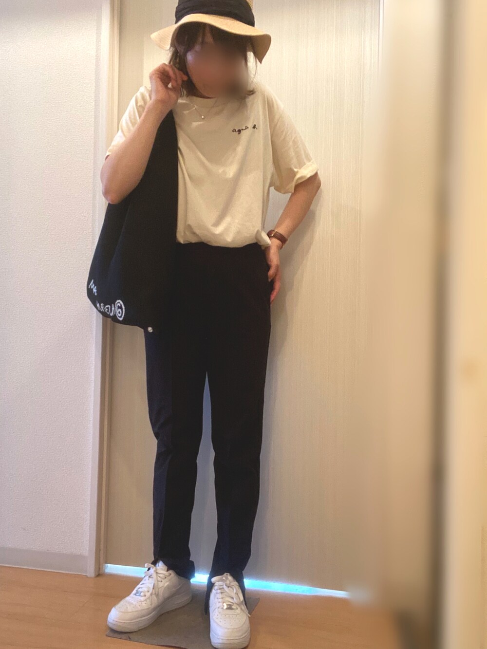 ホワイト系のTシャツ/カットソー、ブラック系のその他パンツ、ブラック系のハンドバッグを着用したレディースの夏コーディネートの3枚目の写真