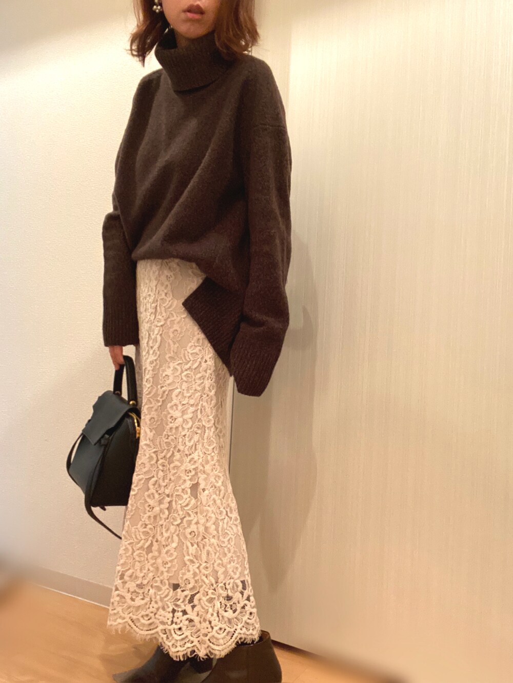 ベージュ系のその他アウター、ブラウン系のニット/セーター、ベージュ系のスカートを着用したレディースの冬コーディネートの4枚目の写真