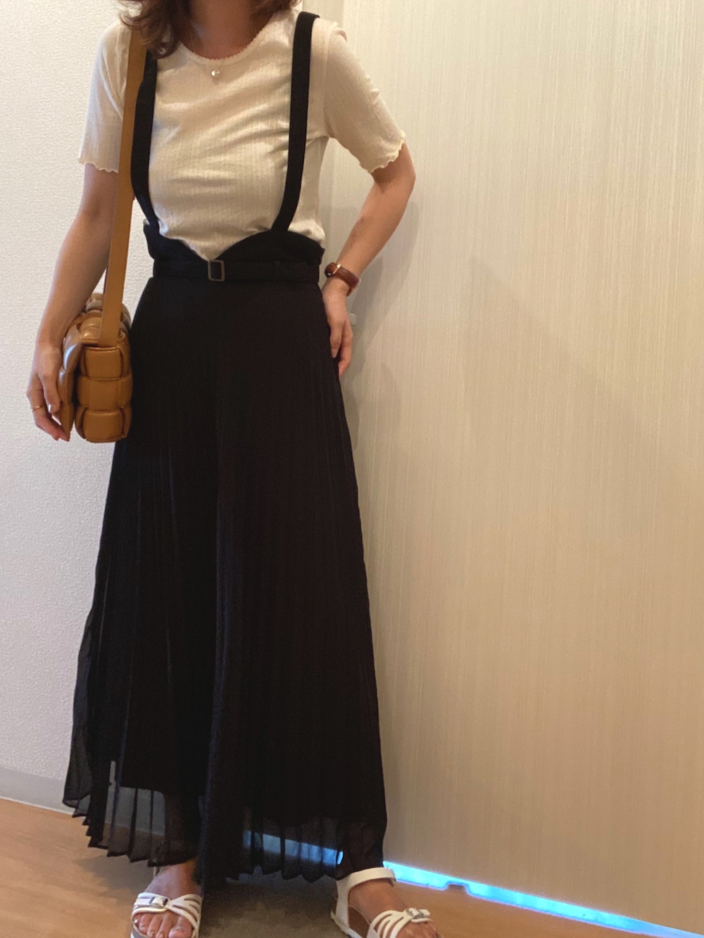 ホワイト系のTシャツ/カットソー、ブラック系のスカート、ホワイト系のサンダルを着用したレディースの夏コーディネートの2枚目の写真