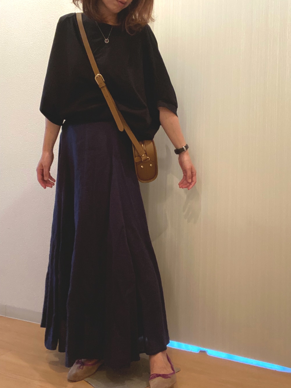 「オトナカジュアル、大人カジュアル、カジュアルコーデ、オトナ女子、秋服準備はじめました、秋色、バレエシューズ、ロングスカート、ショルダーバッグ、休日スタイル」｜「FRAMeWORKのコクーンプルオーバー3◆（Tシャツ/カットソー、ブラック系）」を使った、mee☆さん（レディース・160cm）の秋コーディネートの2枚目の写真