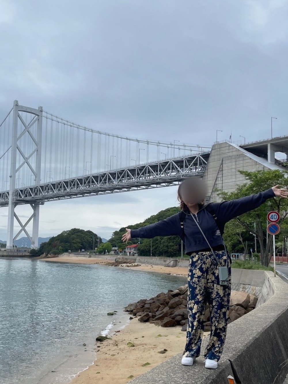 グレー系のパーカー、ブルー系のその他パンツ、ホワイト系のスニーカーを着用したレディースの春コーディネートの2枚目の写真