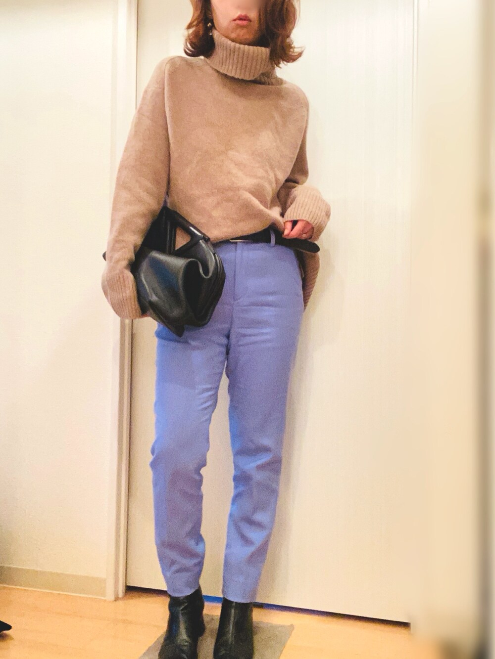 ブラック系のステンカラーコート、ブルー系のその他パンツ、ブラック系のブーツを着用したレディースの冬コーディネートの3枚目の写真