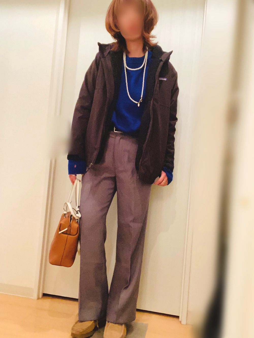 ブラック系のその他アウター、ブルー系のニット/セーター、グレー系のその他パンツを着用したレディースの冬コーディネートの2枚目の写真