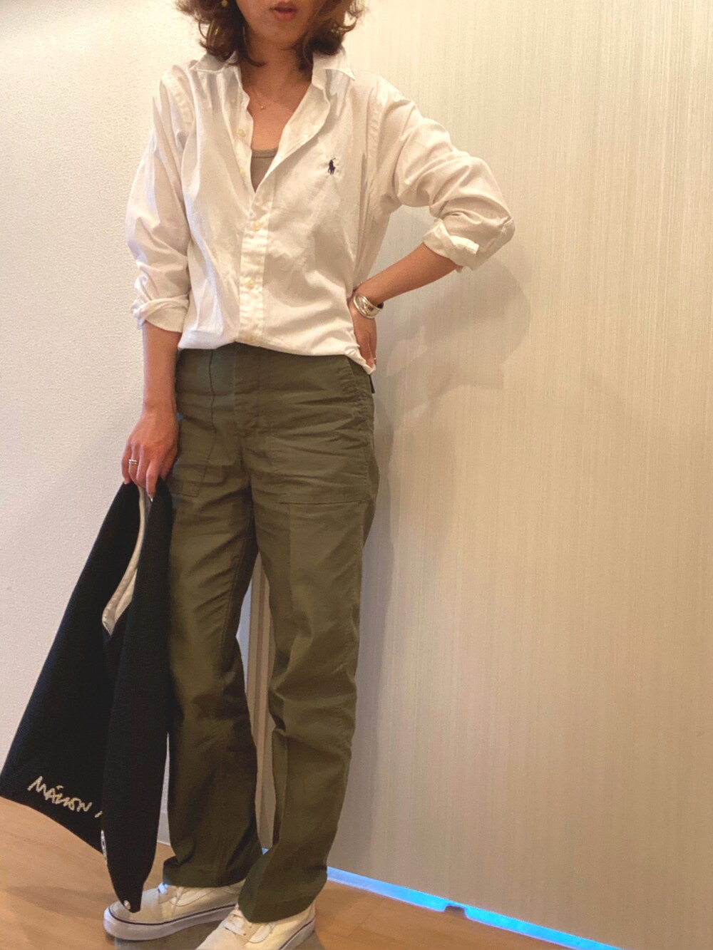 ホワイト系のシャツ/ブラウス、グリーン系のその他パンツ、ブラック系のハンドバッグを着用したレディースの春コーディネートの3枚目の写真