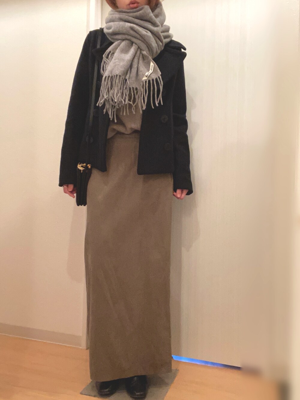 ブラウン系のニット/セーター、その他のスカート、ブラック系のブーツを着用したレディースの春コーディネートの3枚目の写真