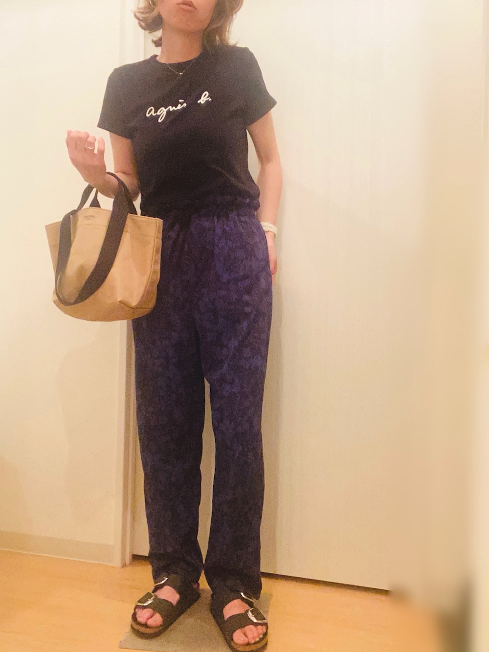 ブラック系のTシャツ/カットソー、ブルー系のその他パンツ、ブラック系のサンダルを着用したレディースの夏コーディネートの2枚目の写真