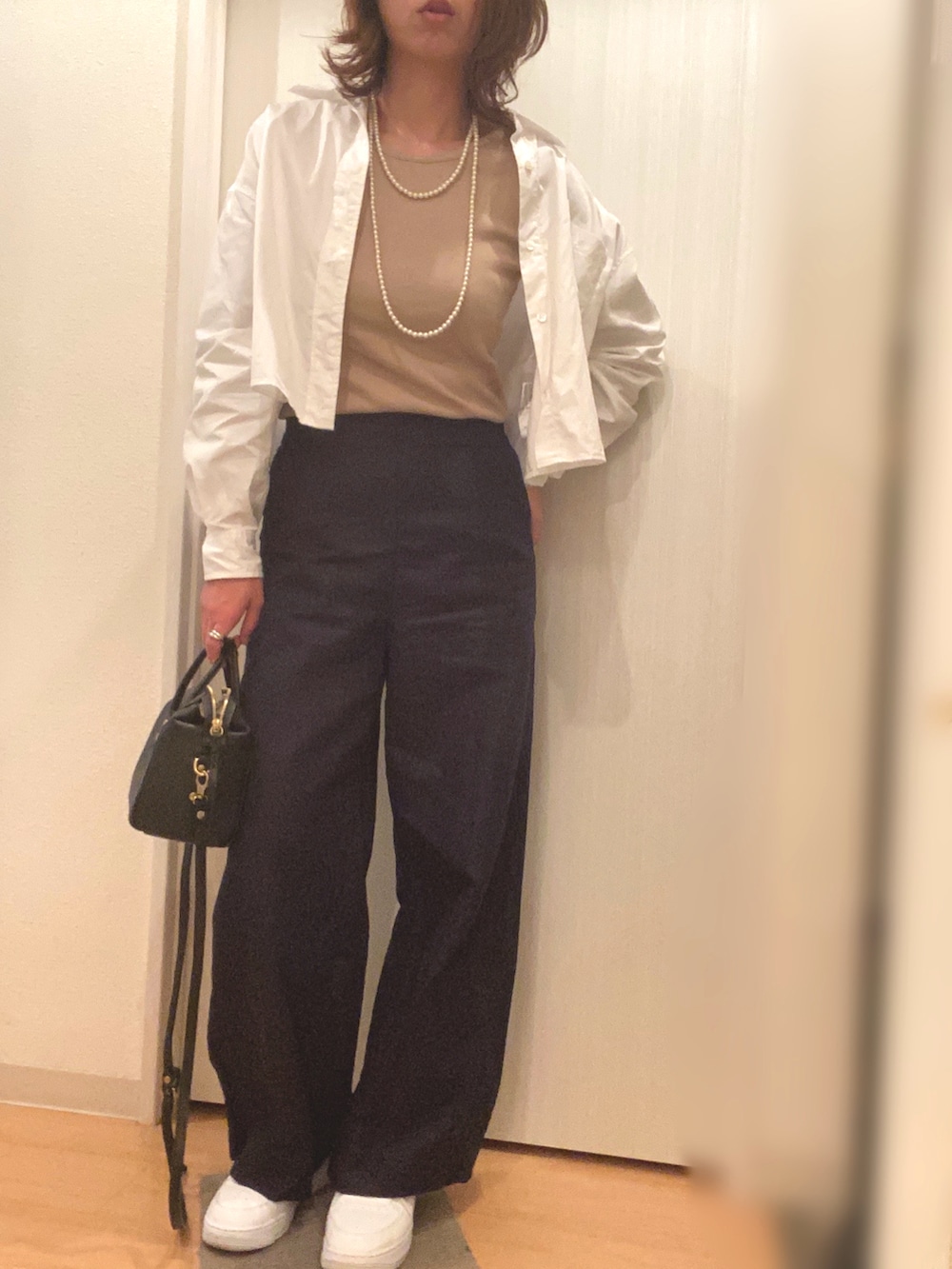 ホワイト系のシャツ/ブラウス、ベージュ系のTシャツ/カットソー、ブルー系のその他パンツを着用したレディースの秋コーディネートの2枚目の写真