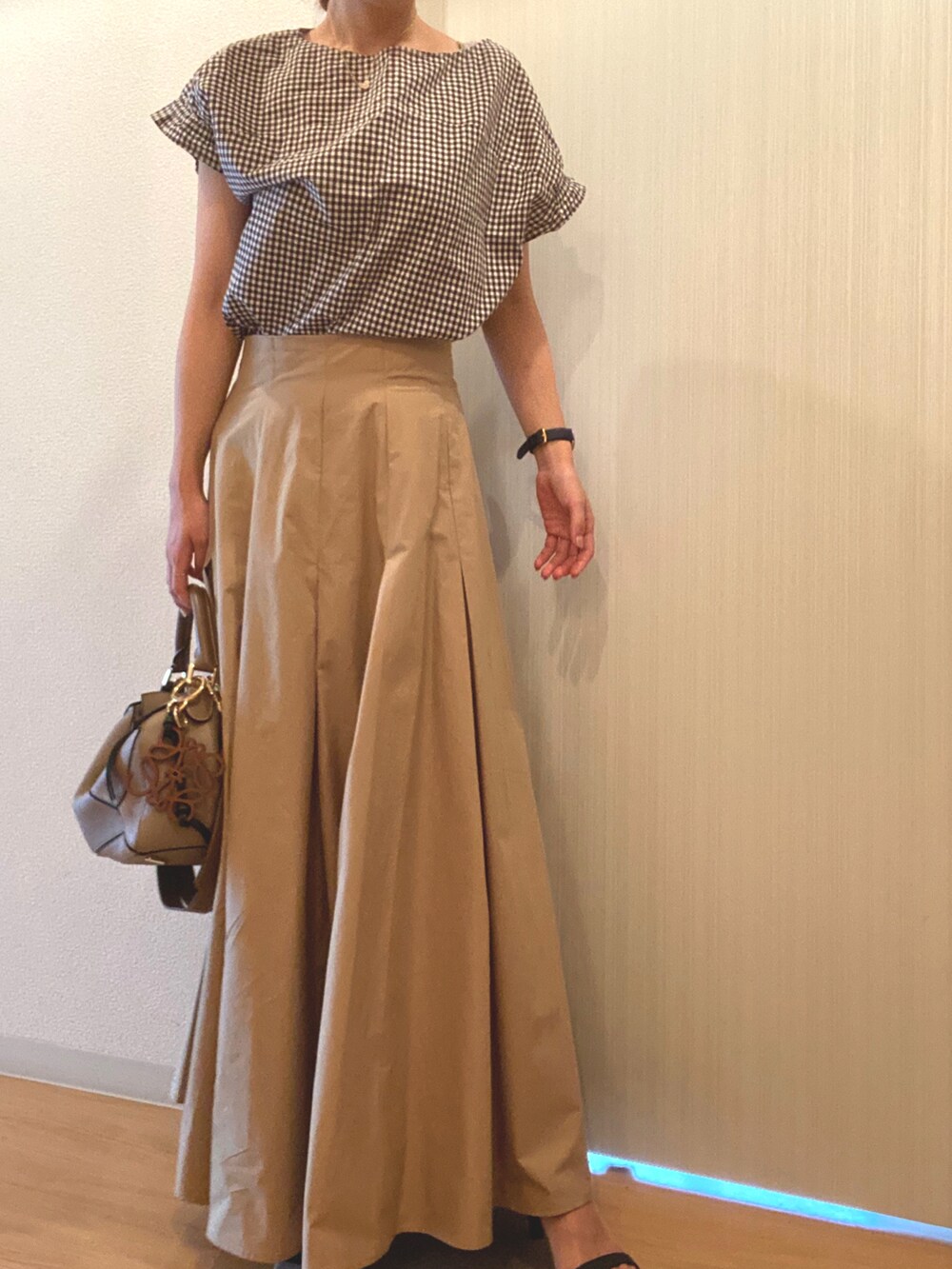 ブラウン系のシャツ/ブラウス、ベージュ系のスカート、ブラック系のサンダルを着用したレディースの夏コーディネートの3枚目の写真