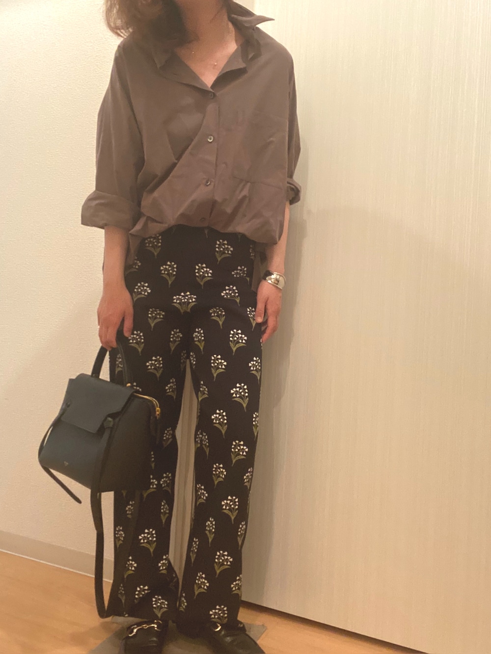 ブラウン系のシャツ/ブラウス、ブラック系のその他パンツ、ブラック系のローファーを着用したレディースの夏コーディネートの3枚目の写真