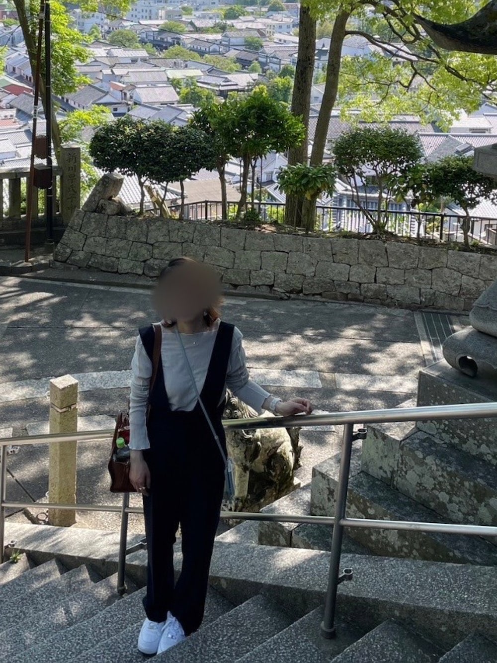「パンツスタイル、大人カジュアル、オトナカジュアル、スニーカー、スニーカーコーデ、楽チンコーデ、ラクチンコーデ、サロペット、春コーデ、春、おでかけコーデ、旅行、休日スタイル」｜「VERMEIL par ienaのTA二重織ストレッチサロペット（サロペット/オーバーオール、ブルー系）」を使った、mee☆さん（レディース・160cm）の春コーディネートの3枚目の写真