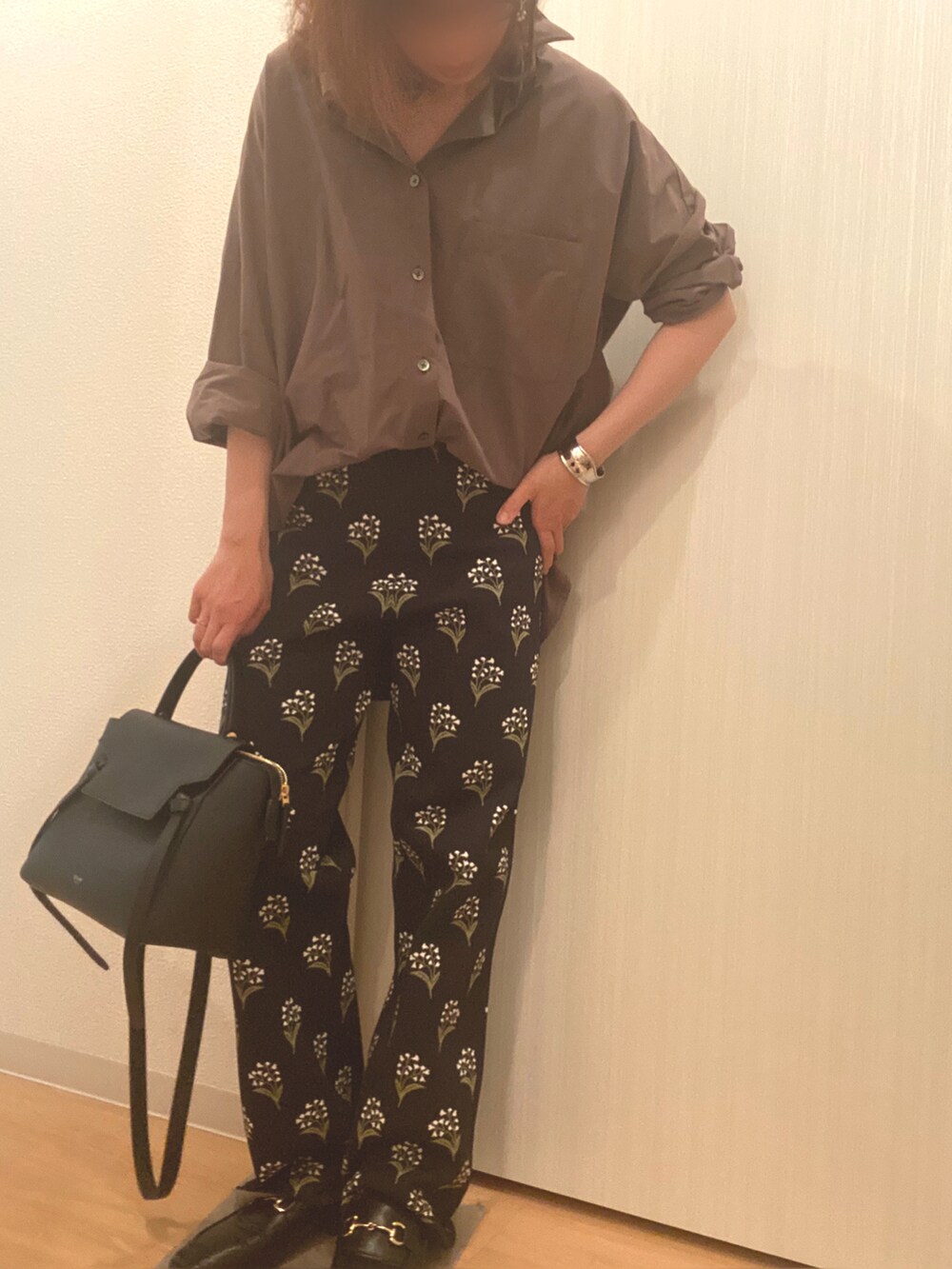 ブラウン系のシャツ/ブラウス、ブラック系のその他パンツ、ブラック系のローファーを着用したレディースの夏コーディネートの2枚目の写真
