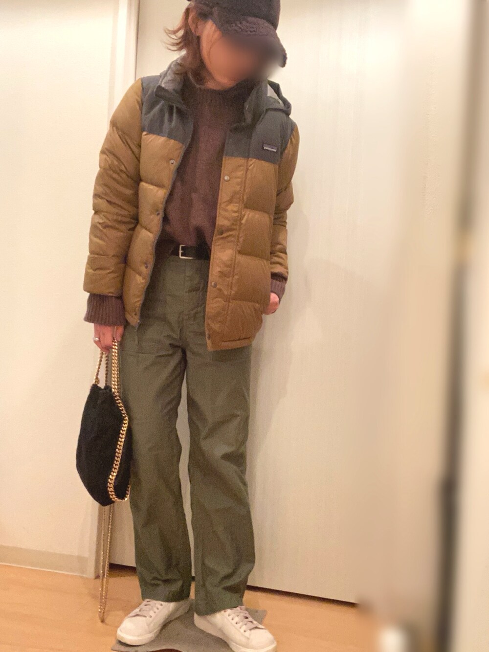 ブラウン系のニット/セーター、グリーン系のその他パンツ、ブラウン系のジャケット/アウターを着用したレディースの冬コーディネートの3枚目の写真