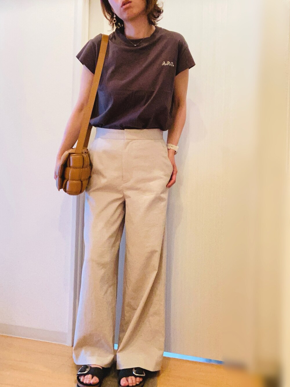 グリーン系のTシャツ/カットソー、ベージュ系のその他パンツ、ブラック系のサンダルを着用したレディースの夏コーディネートの2枚目の写真