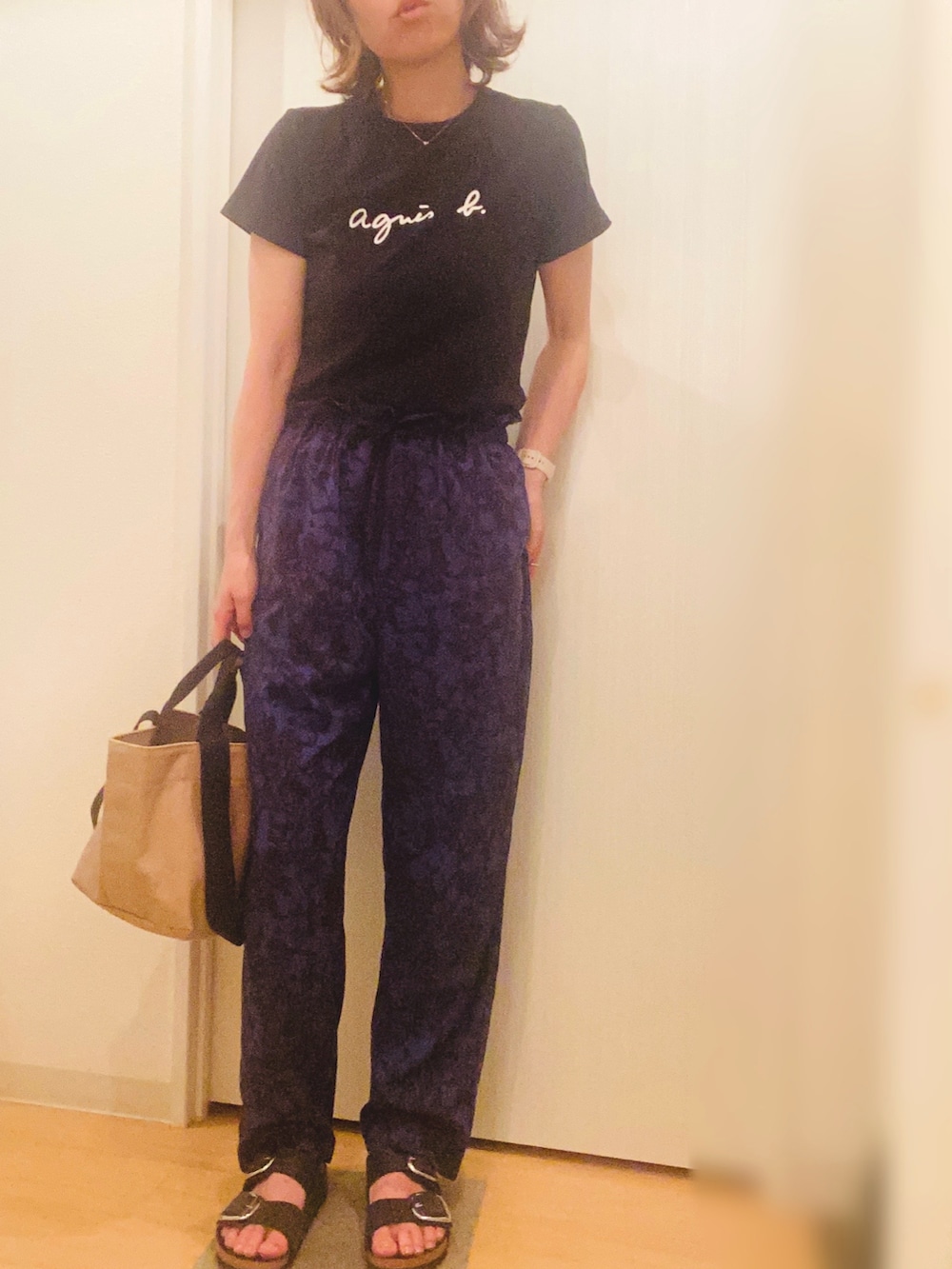 ブラック系のTシャツ/カットソー、ブルー系のその他パンツ、ブラック系のサンダルを着用したレディースの夏コーディネートの3枚目の写真