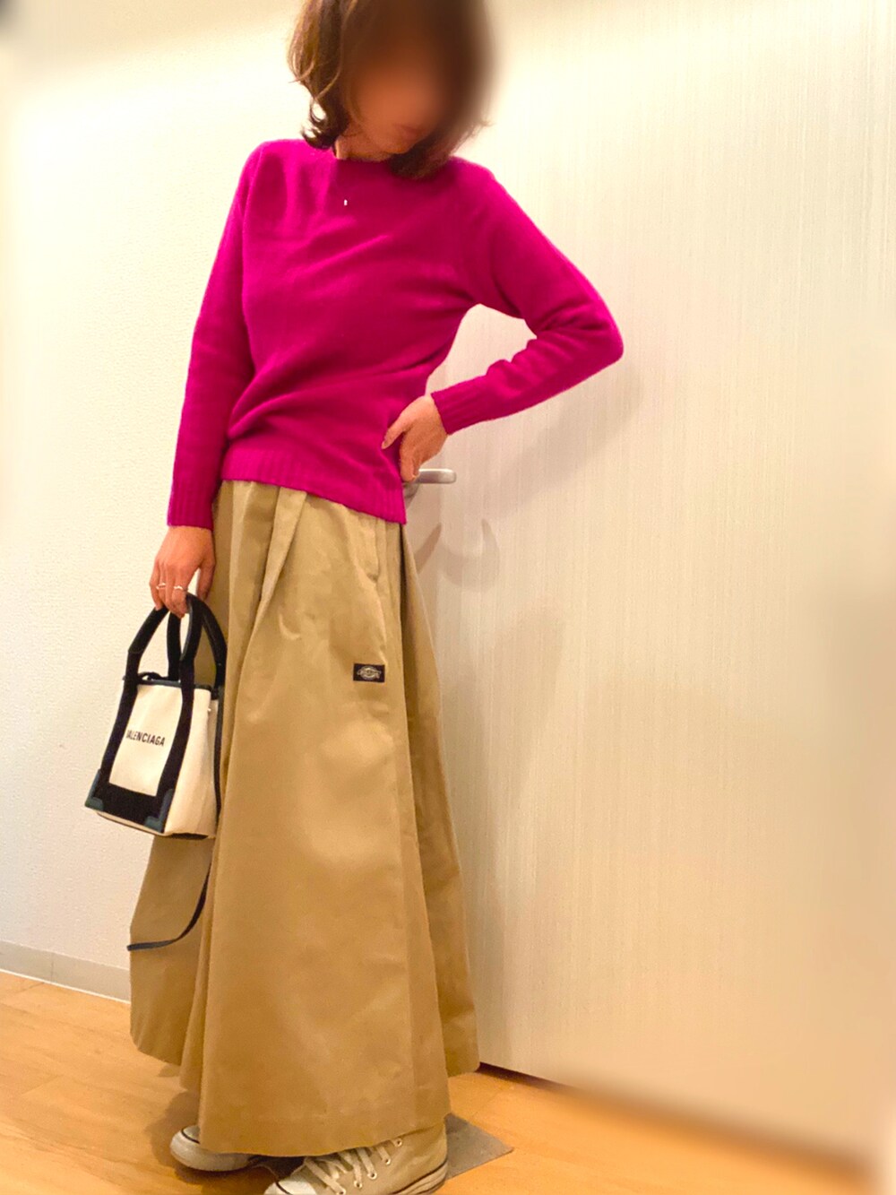 パープル系のニット/セーター、グリーン系のスカート、ベージュ系のスニーカーを着用したレディースの冬コーディネートの4枚目の写真