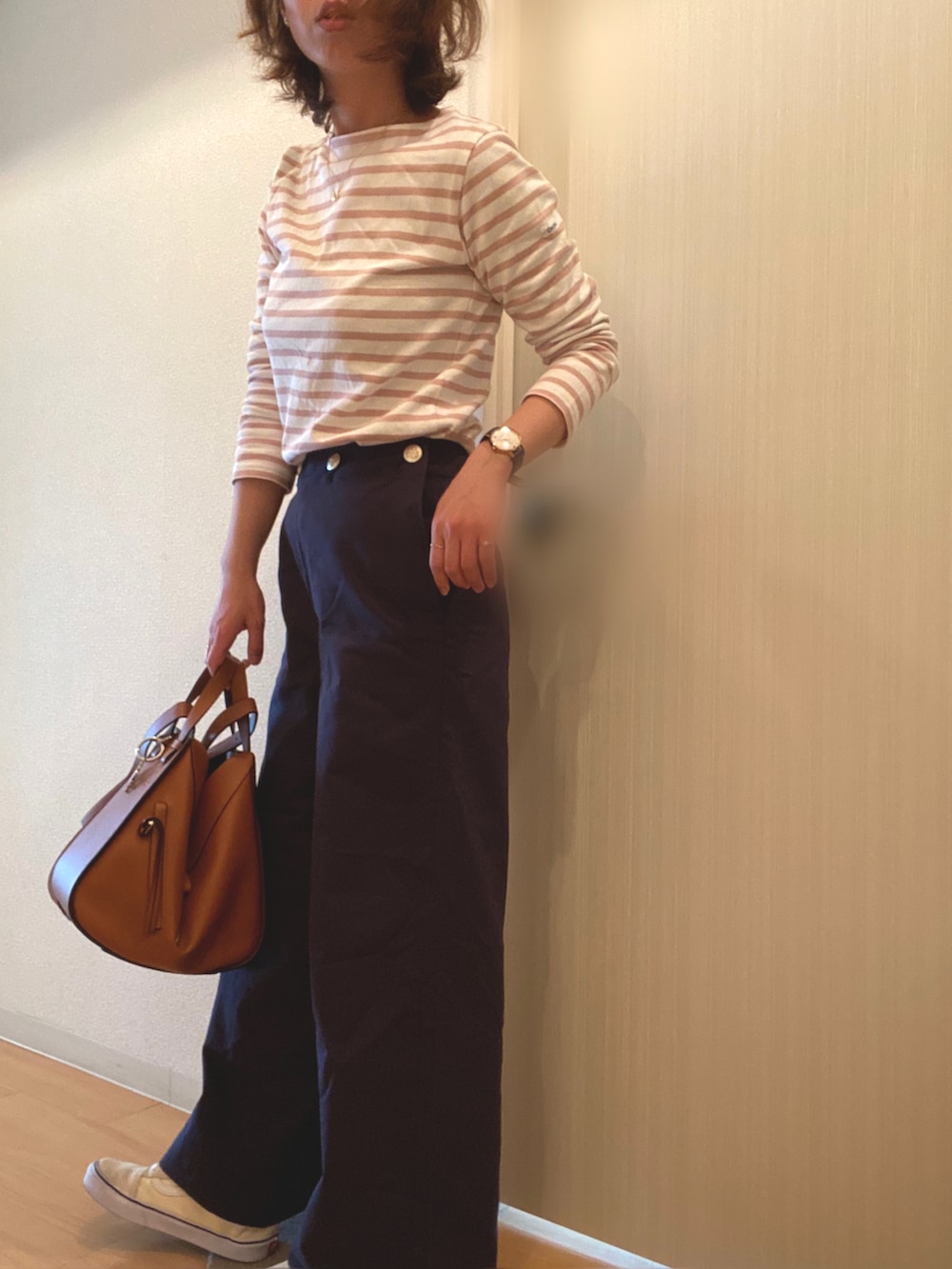 ピンク系のTシャツ/カットソー、ブルー系のその他パンツ、ホワイト系のスニーカーを着用したレディースの春コーディネートの3枚目の写真