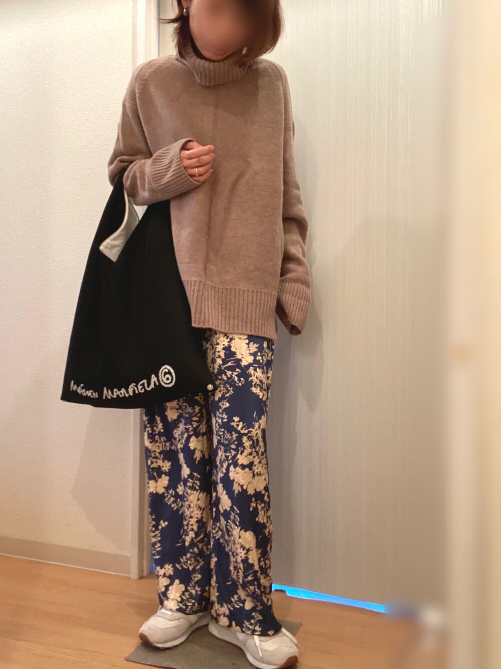 「大人カジュアル、オトナカジュアル、カジュアルコーデ、カジュアル、あったかコーデ、オトナ女子、ゆるコーデ、ラフ、ラクチンコーデ、タートルネック、パンツスタイル、冬コーデ、スニーカー、花柄、休日スタイル」｜「FRAMeWORKのW/Caタートルロングプルオーバー◆（ニット/セーター、ベージュ系）」を使った、mee☆さん（レディース・160cm）の冬コーディネートの3枚目の写真