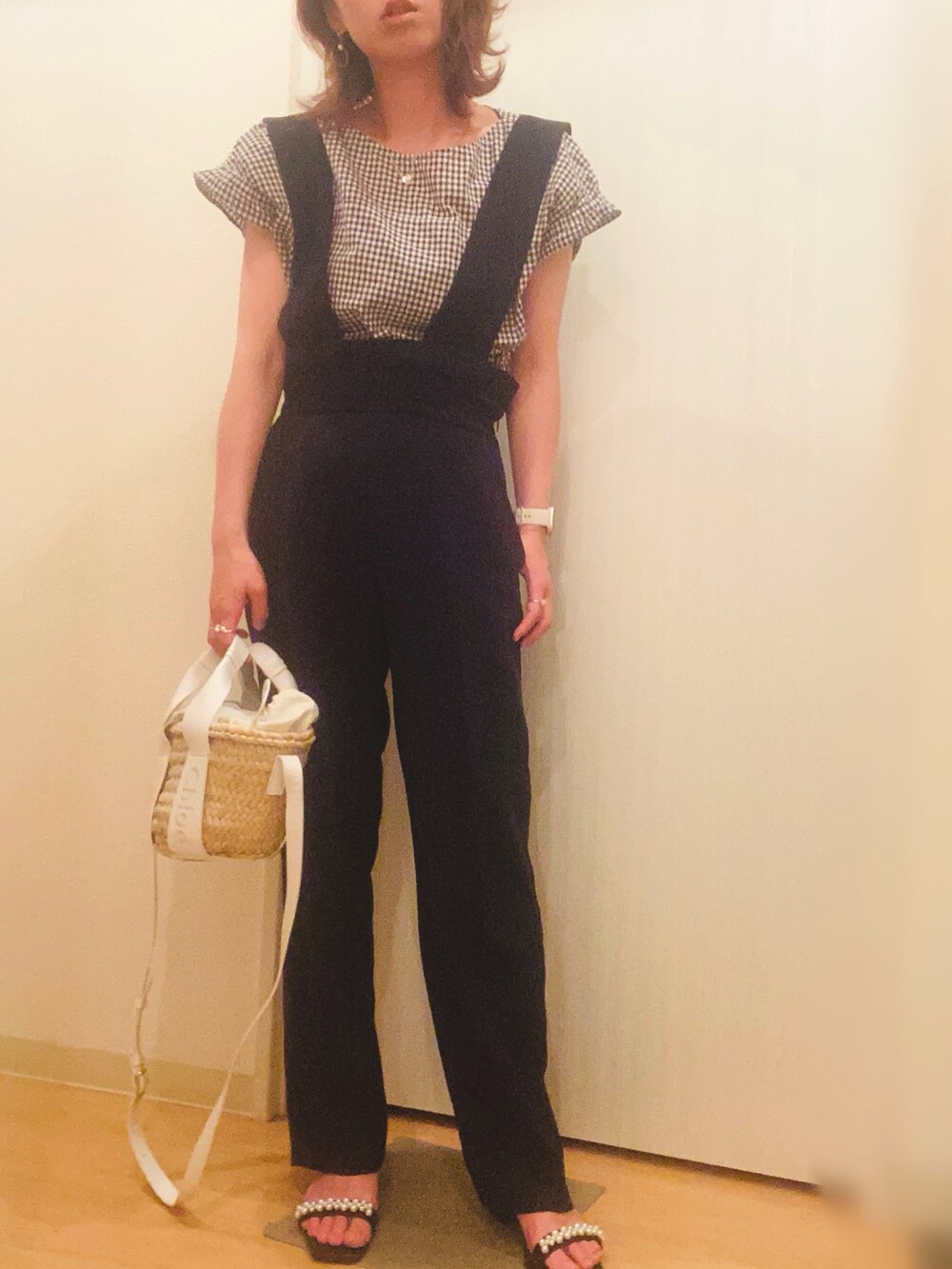 ブルー系のサロペット/オーバーオール、ブラウン系のシャツ/ブラウス、ブラック系のサンダルを着用したレディースの夏コーディネートの2枚目の写真