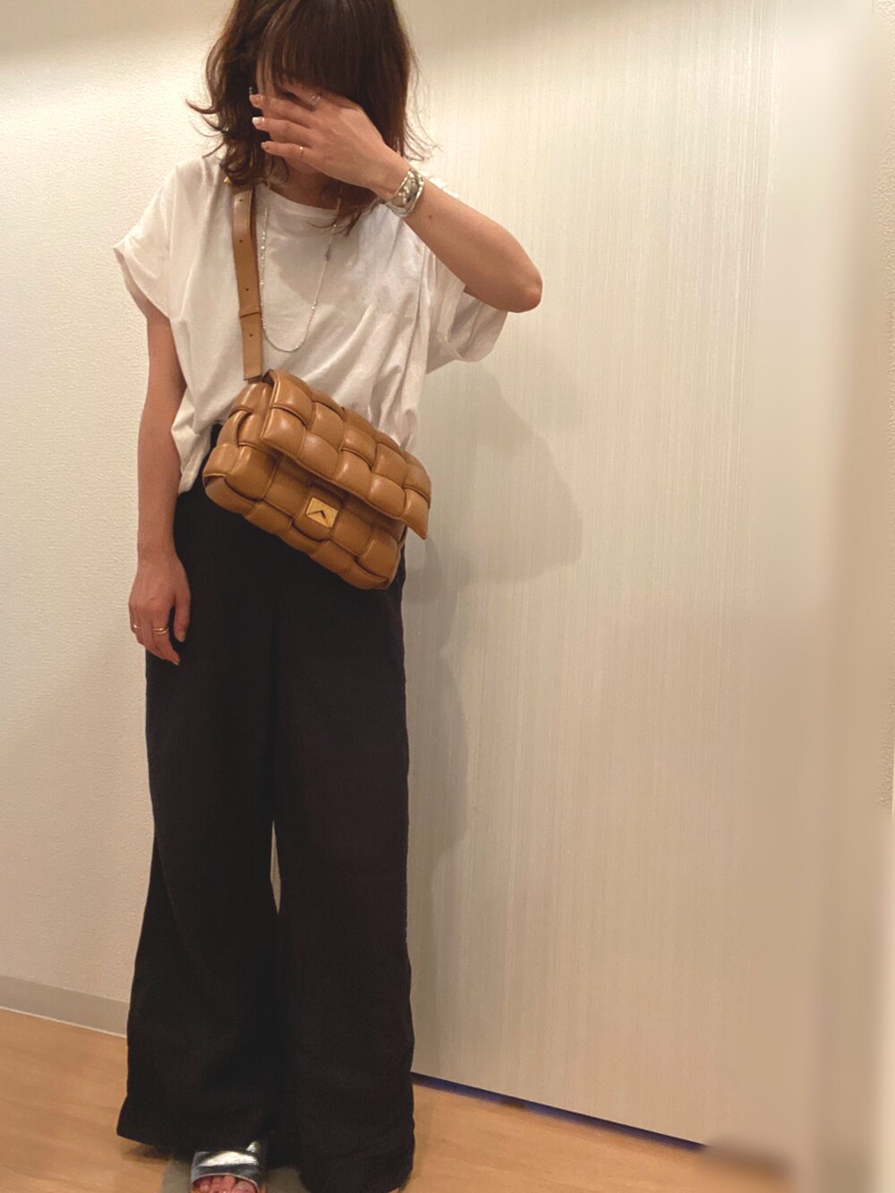 ホワイト系のTシャツ/カットソー、ブラック系のその他パンツ、シルバー系のサンダルを着用したレディースの夏コーディネートの3枚目の写真