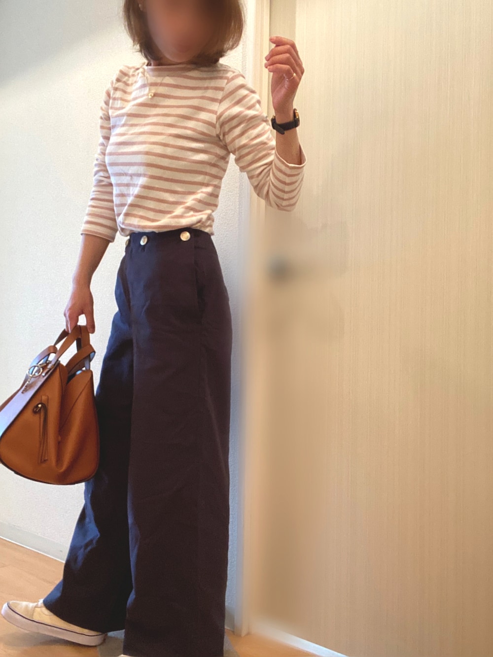 ピンク系のTシャツ/カットソー、ブルー系のその他パンツ、ホワイト系のスニーカーを着用したレディースの春コーディネートの2枚目の写真