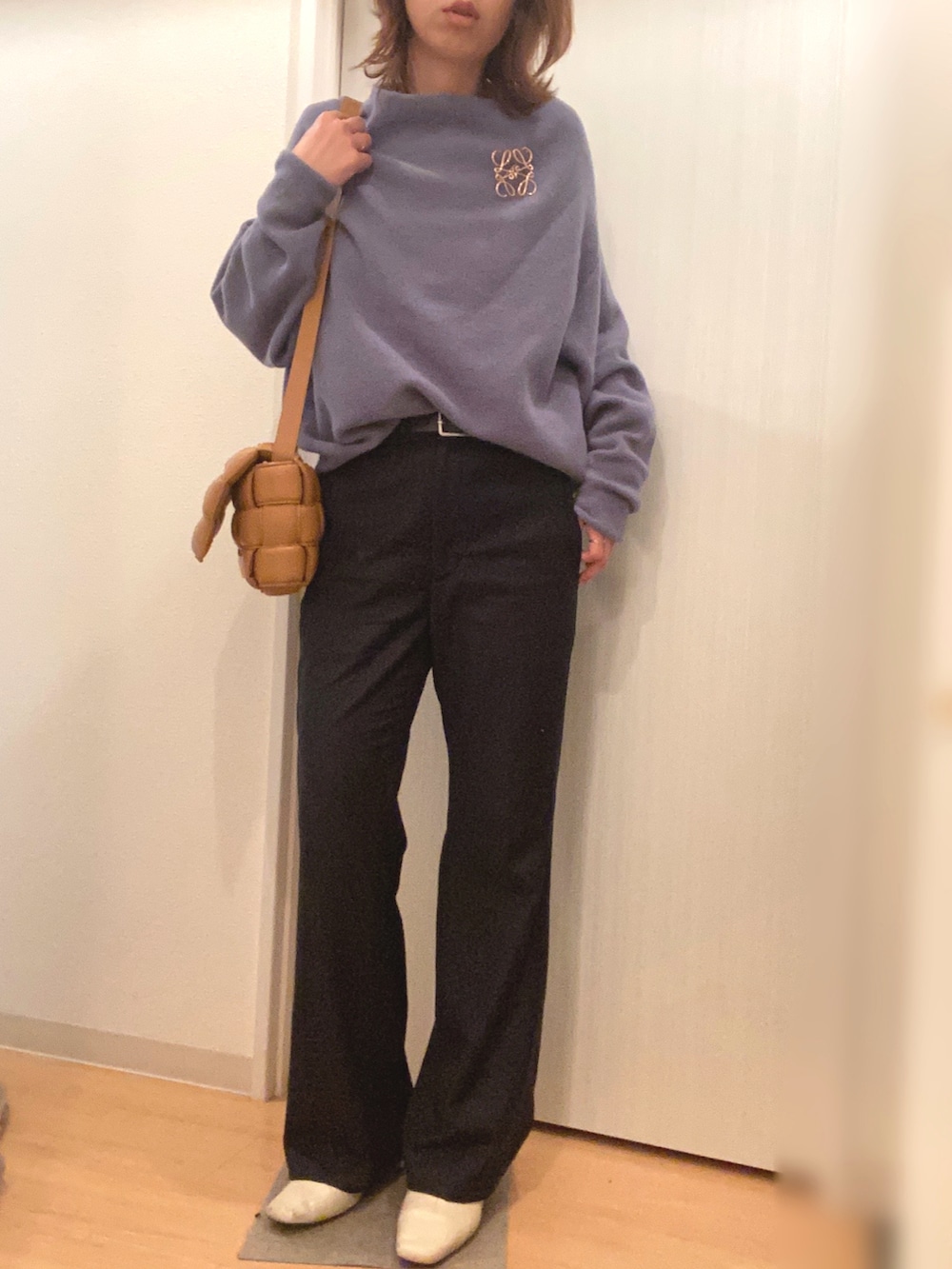 ベージュ系のその他アウター、ブルー系のニット/セーター、ブラック系のその他パンツを着用したレディースの冬コーディネートの2枚目の写真