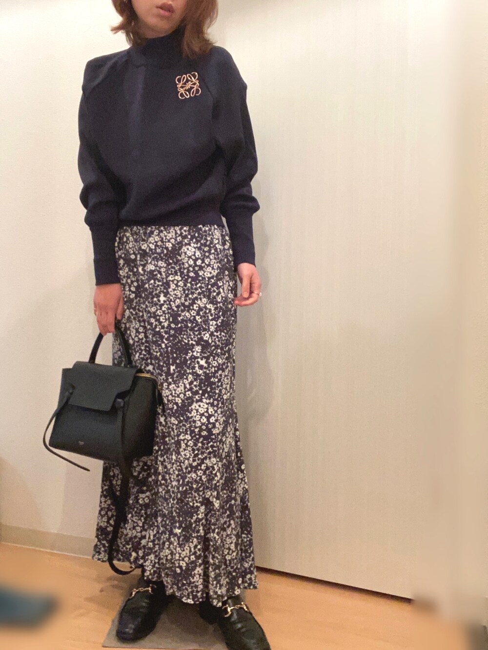 ブルー系のデニムジャケット、ブルー系のニット/セーター、グレー系のスカートを着用したレディースの春コーディネートの2枚目の写真