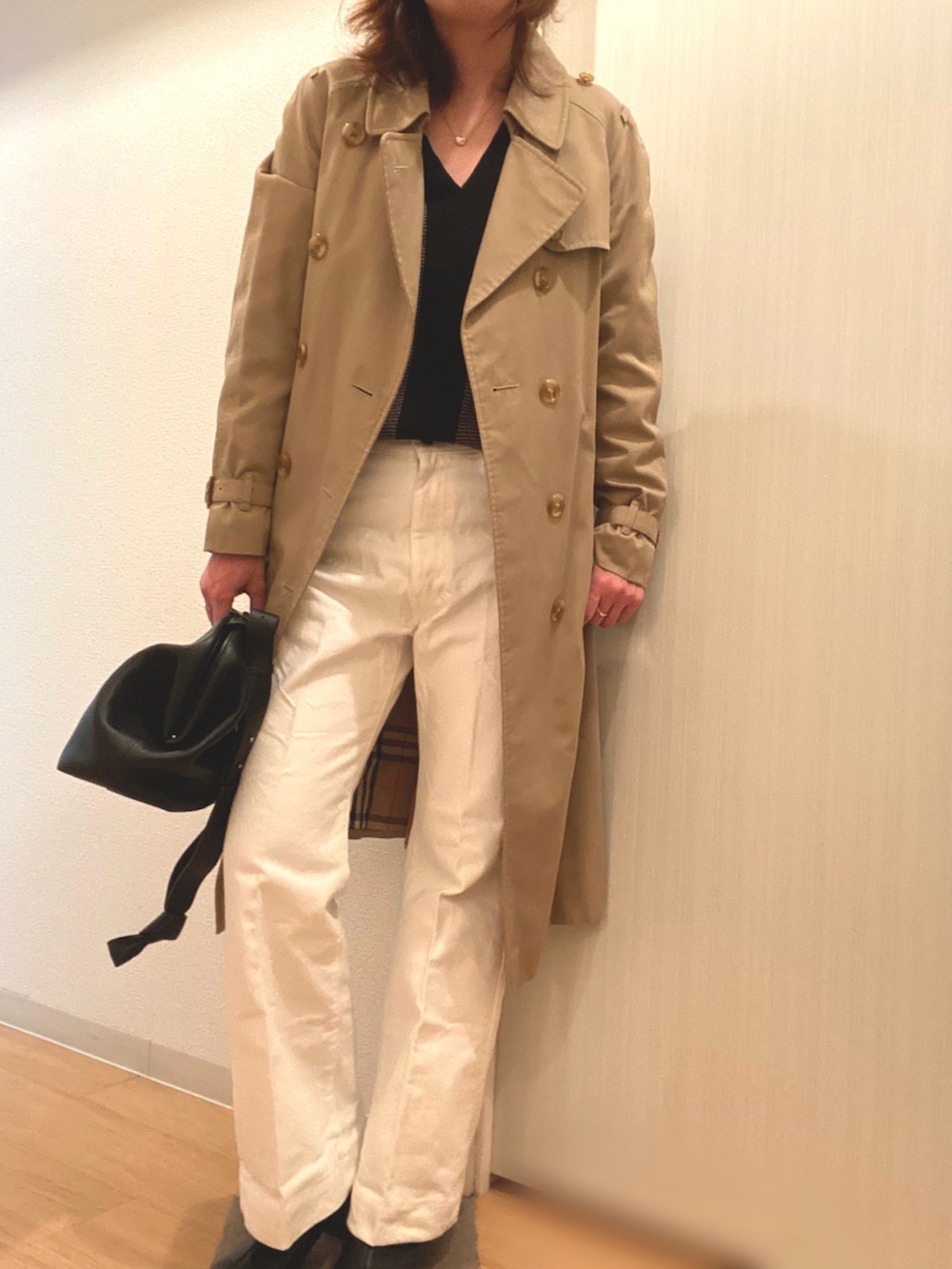 ベージュ系のトレンチコート、ブラウン系のニット/セーター、その他のパンツを着用したレディースの春コーディネートの2枚目の写真