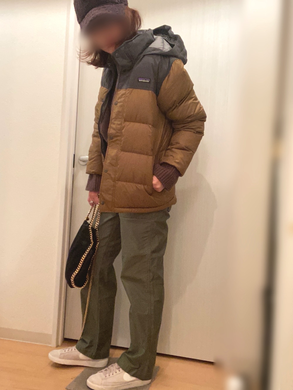 ブラウン系のニット/セーター、グリーン系のその他パンツ、ブラウン系のジャケット/アウターを着用したレディースの冬コーディネートの2枚目の写真