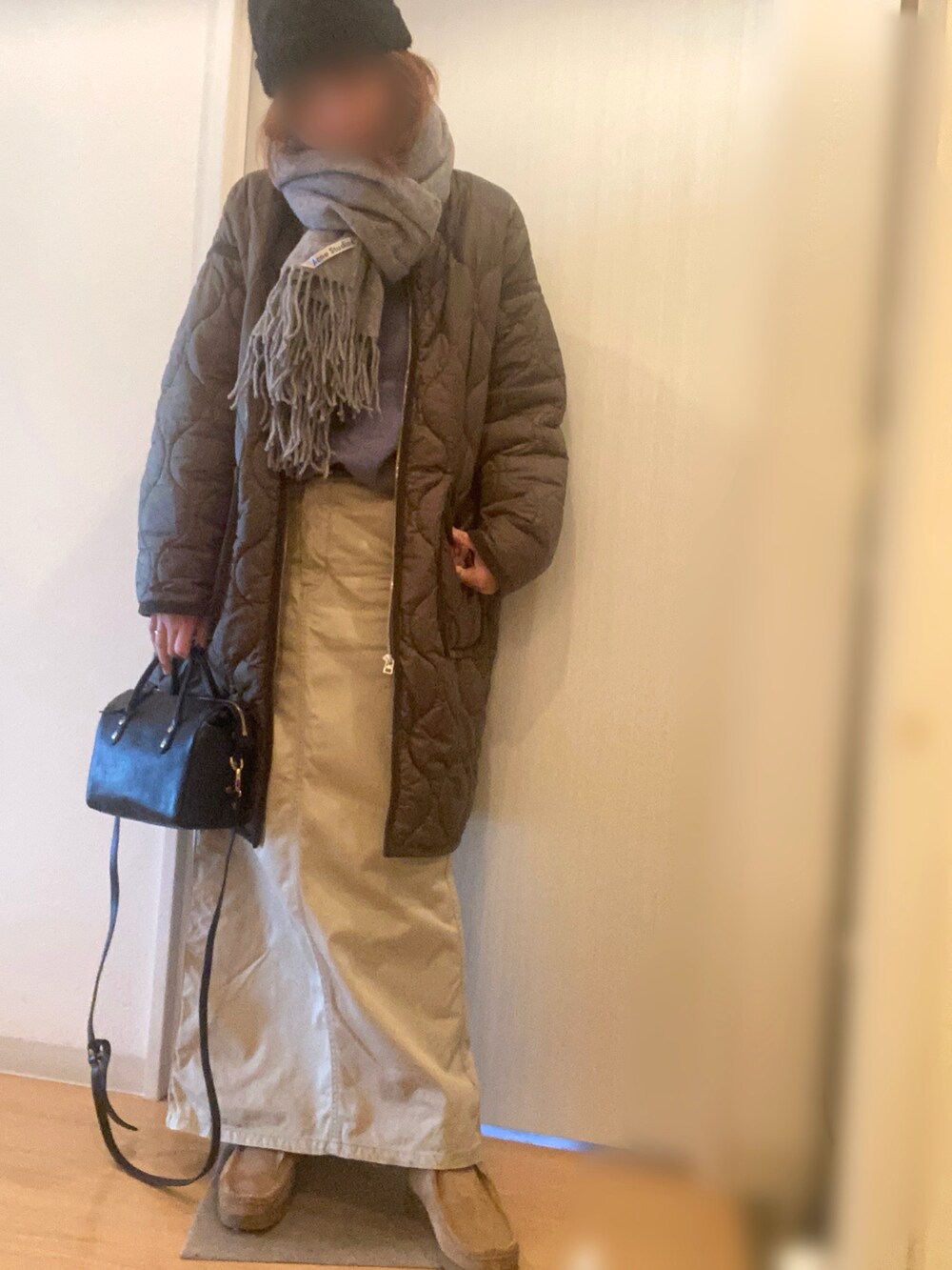 「オトナカジュアル、大人カジュアル、カジュアルコーデ、カジュアル、マフラーぐるぐる、マフラー、冬コーデ、チノスカート、ニット帽、clarks、おでかけコーデ、休日スタイル」|「THE SHINZONEのQUILTING COAT(ノーカラーコート、グリーン系)」を使った、mee☆さん(レディース・160cm)の冬コーディネートの3枚目の写真