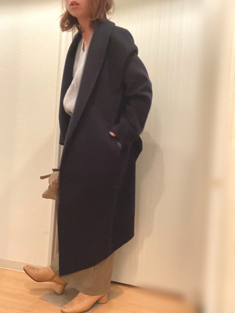 ブルー系のニット/セーター、その他のスカート、ベージュ系のブーツを着用したレディースの冬コーディネートの3枚目の写真