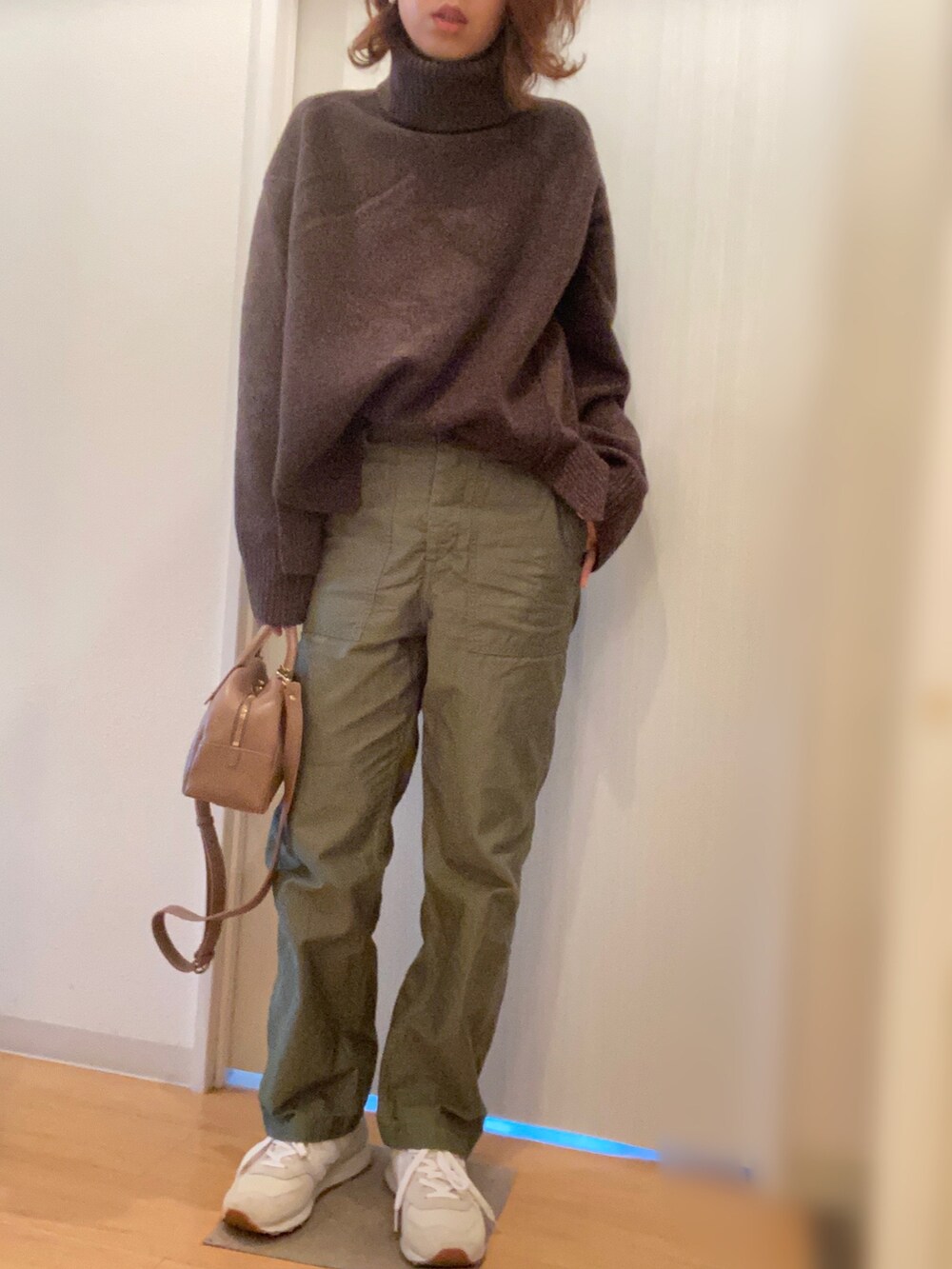 ブルー系のダッフルコート、ブラウン系のニット/セーター、グリーン系のその他パンツを着用したレディースの冬コーディネートの3枚目の写真