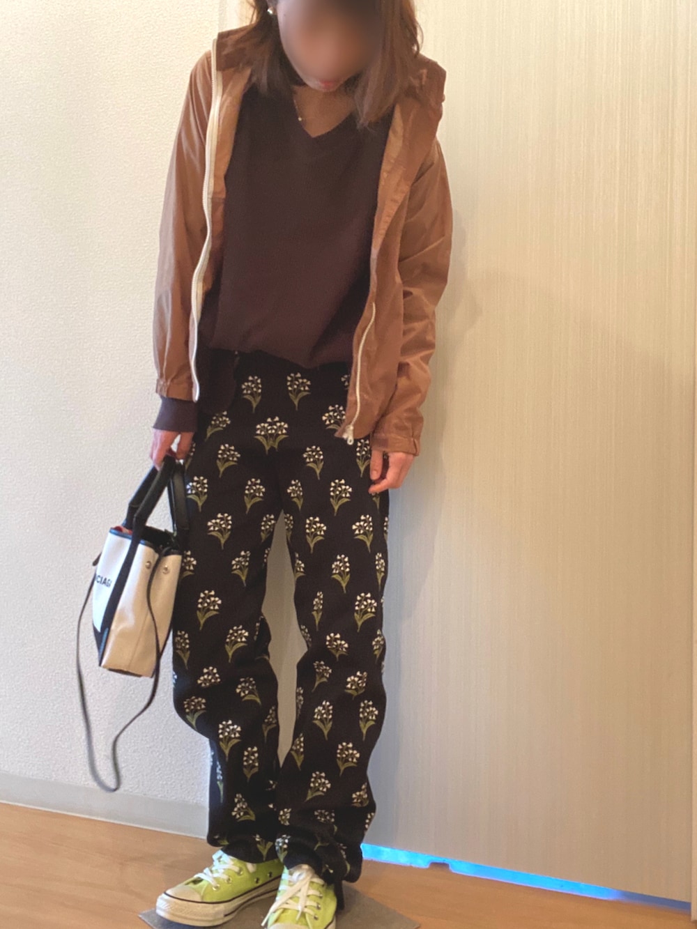 グレー系のTシャツ/カットソー、ブラック系のその他パンツ、イエロー系のスニーカーを着用したレディースの秋コーディネートの2枚目の写真