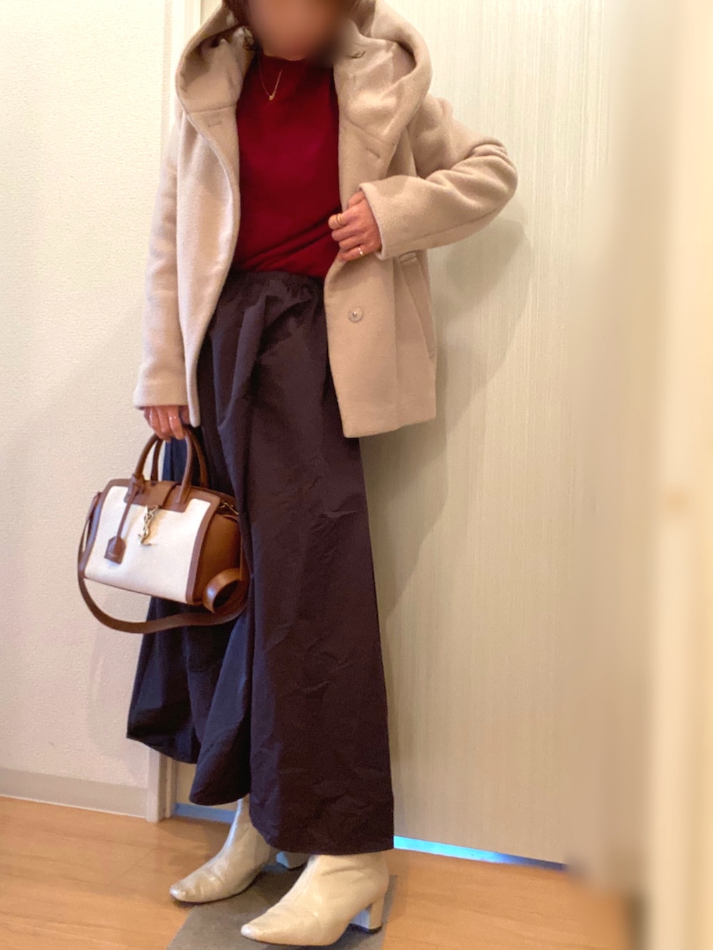 レッド系のニット/セーター、その他のスカート、ベージュ系のブーツを着用したレディースの冬コーディネートの2枚目の写真