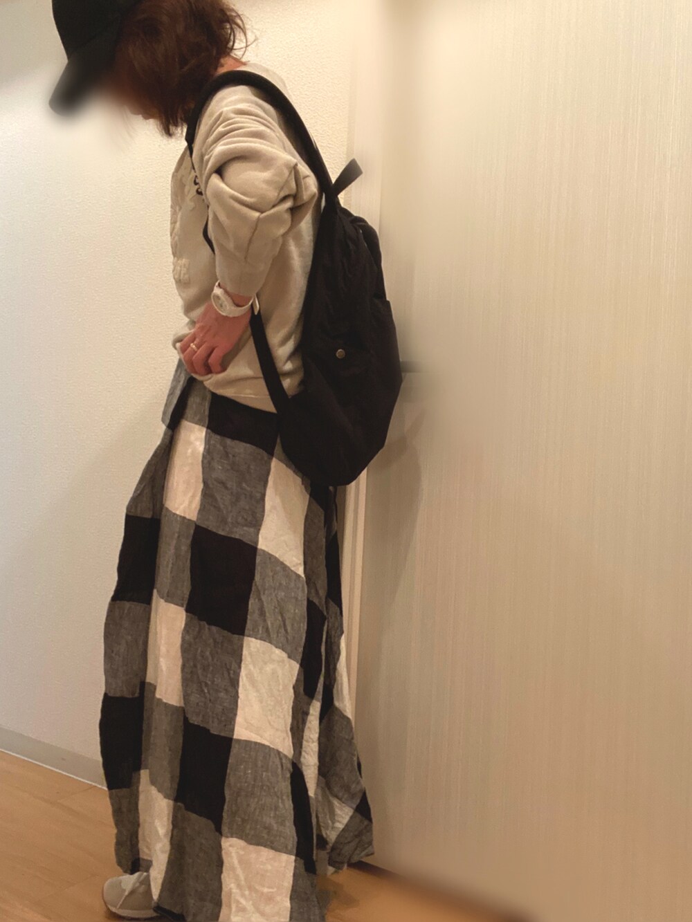 ホワイト系のスウェット、その他のスカート、ブラック系のバックパック/リュックを着用したレディースの春コーディネートの2枚目の写真