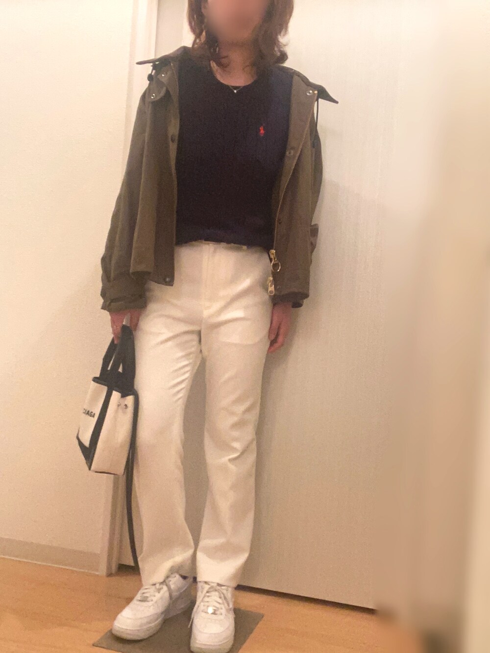 グリーン系のその他アウター、ブルー系のニット/セーター、ホワイト系のその他パンツを着用したレディースの春コーディネートの3枚目の写真