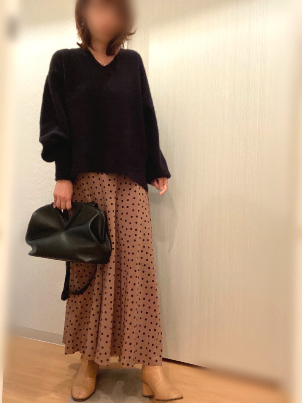 ブルー系のダッフルコート、ブラック系のニット/セーター、ベージュ系のスカートを着用したレディースの冬コーディネートの3枚目の写真