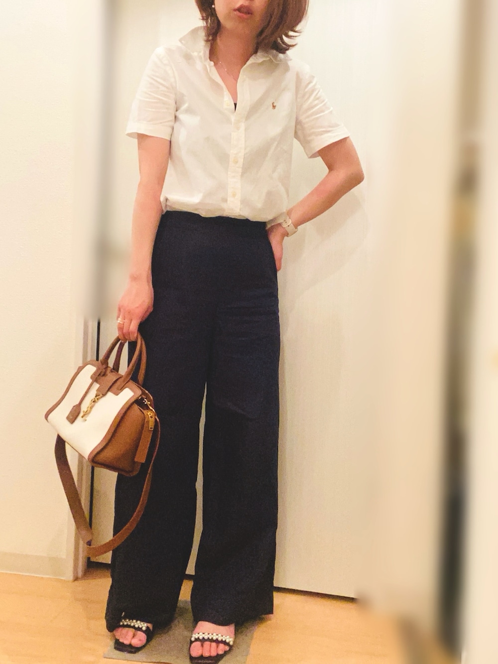 ブルー系のその他パンツ、ブラック系のサンダル、ベージュ系のバッグを着用したレディースの夏コーディネートの2枚目の写真