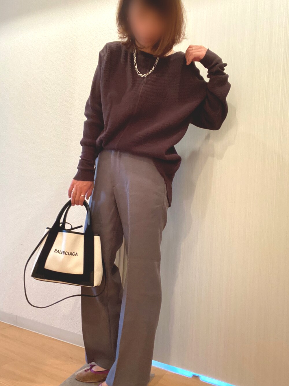 グレー系のTシャツ/カットソー、グレー系のその他パンツ、ベージュ系のバレエシューズを着用したレディースの春コーディネートの3枚目の写真