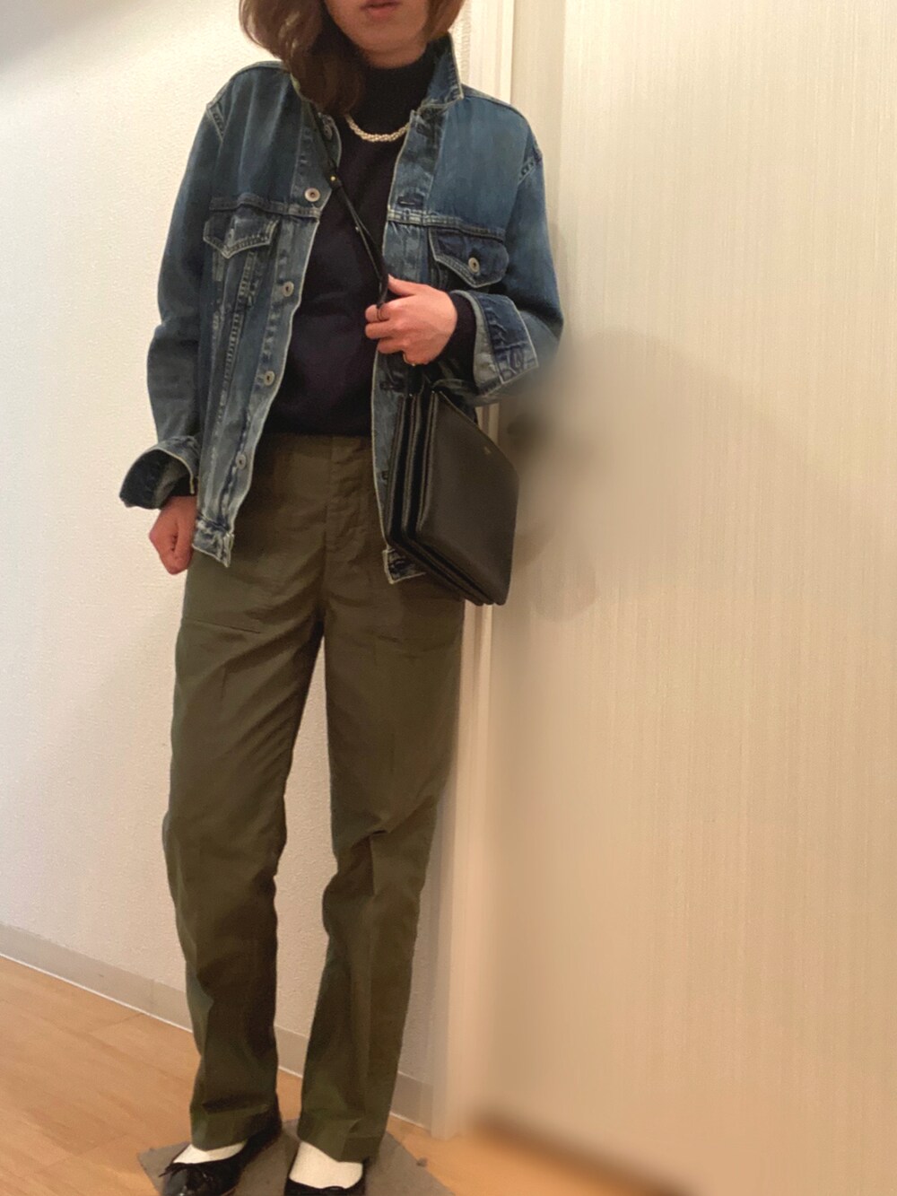 ブルー系のデニムジャケット、ブルー系のニット/セーター、グリーン系のその他パンツを着用したレディースの春コーディネートの3枚目の写真