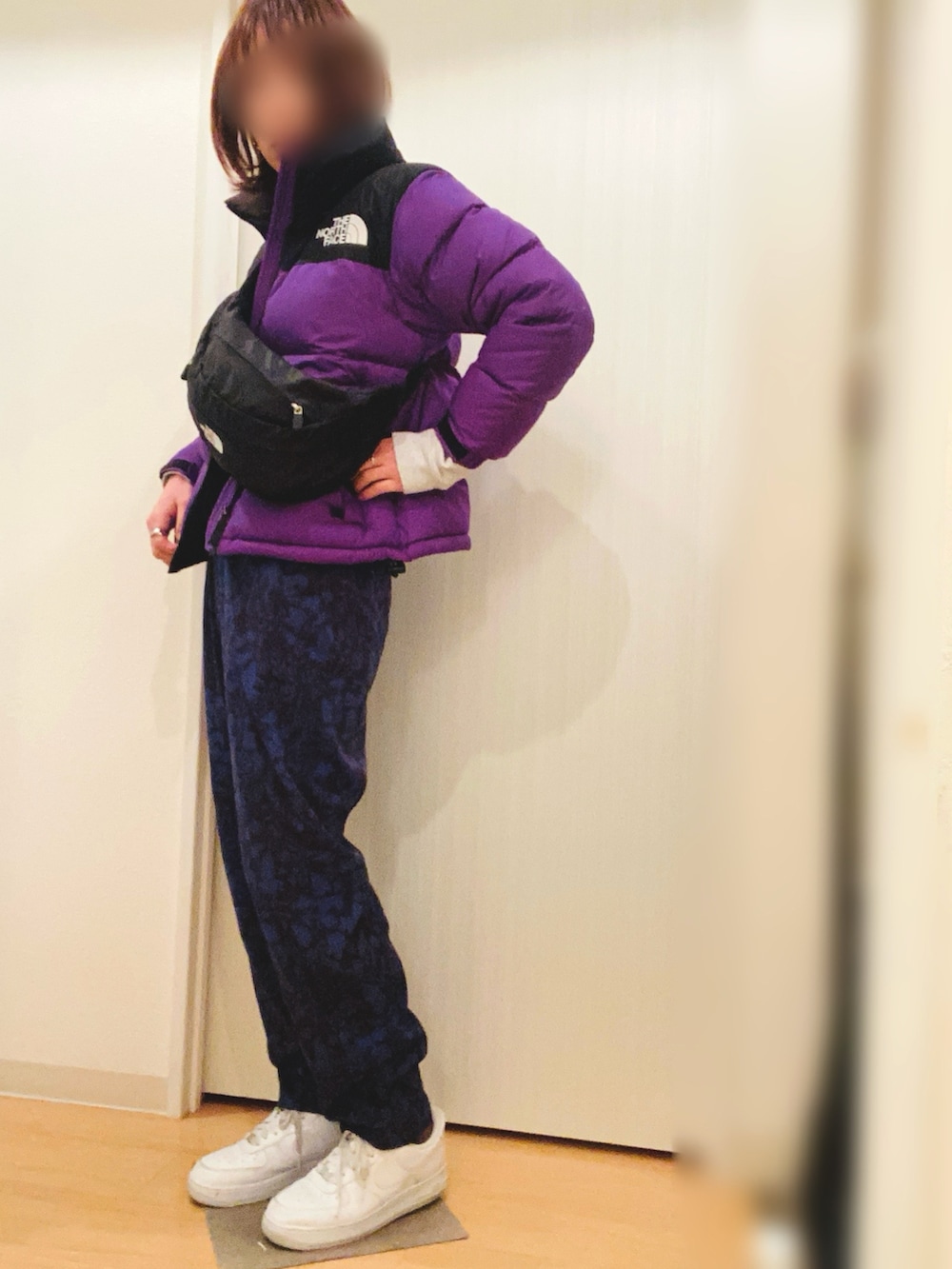 パープル系のダウンジャケット/コート、ブルー系のその他パンツ、グレー系のスウェットを着用したレディースの冬コーディネートの2枚目の写真