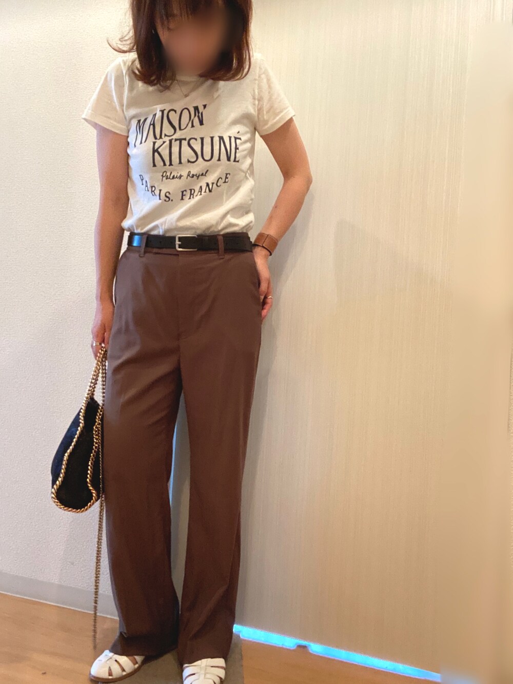 ホワイト系のTシャツ/カットソー、グリーン系のその他パンツ、ブラック系のハンドバッグを着用したレディースの夏コーディネートの2枚目の写真