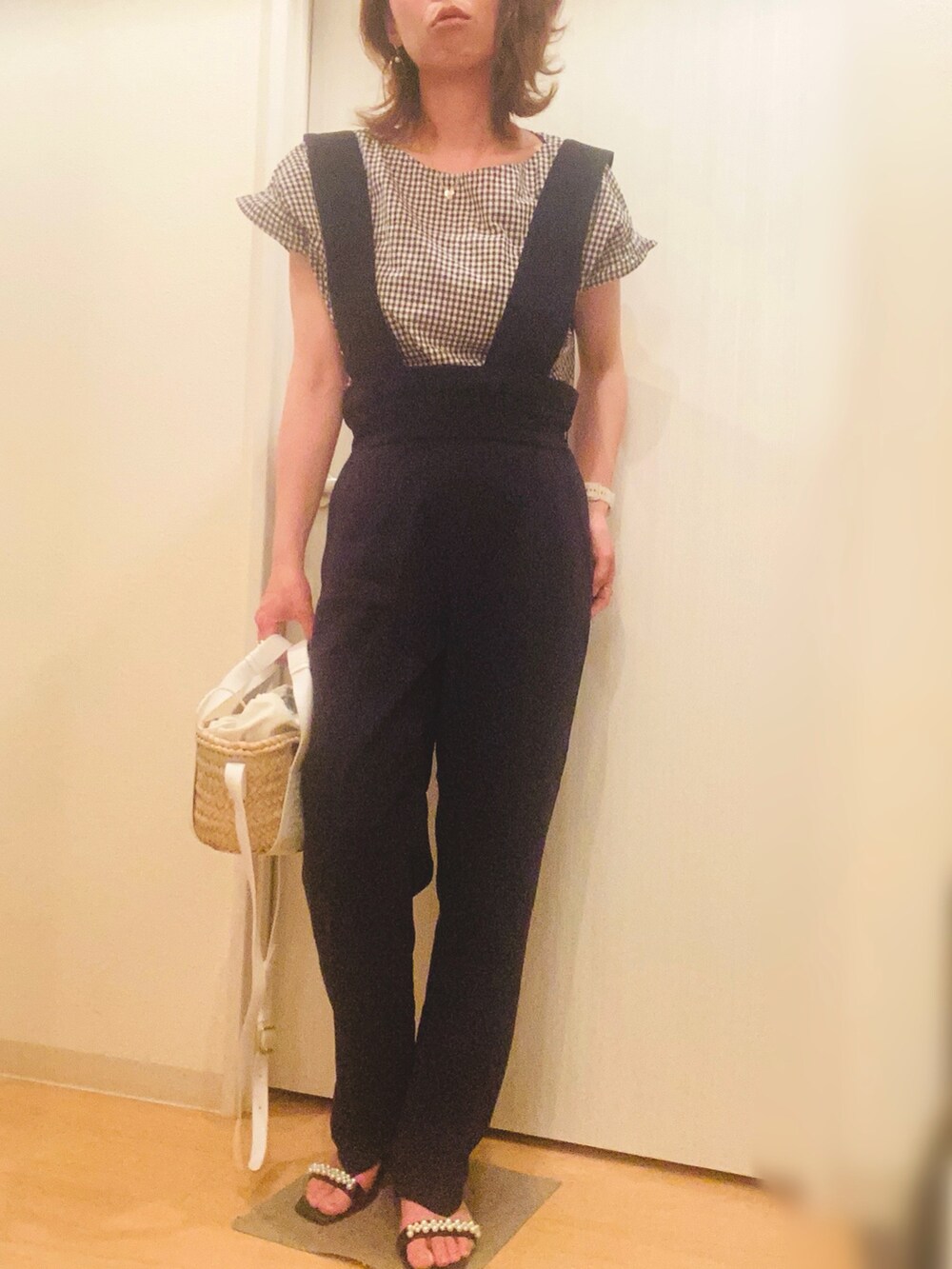 ブルー系のサロペット/オーバーオール、ブラウン系のシャツ/ブラウス、ブラック系のサンダルを着用したレディースの夏コーディネートの3枚目の写真