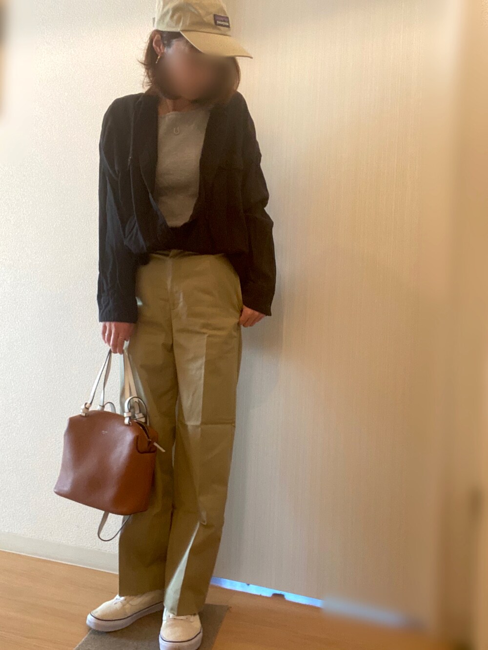 ブラック系のシャツ/ブラウス、グレー系のTシャツ/カットソー、ベージュ系のその他パンツを着用したレディースの秋コーディネートの2枚目の写真