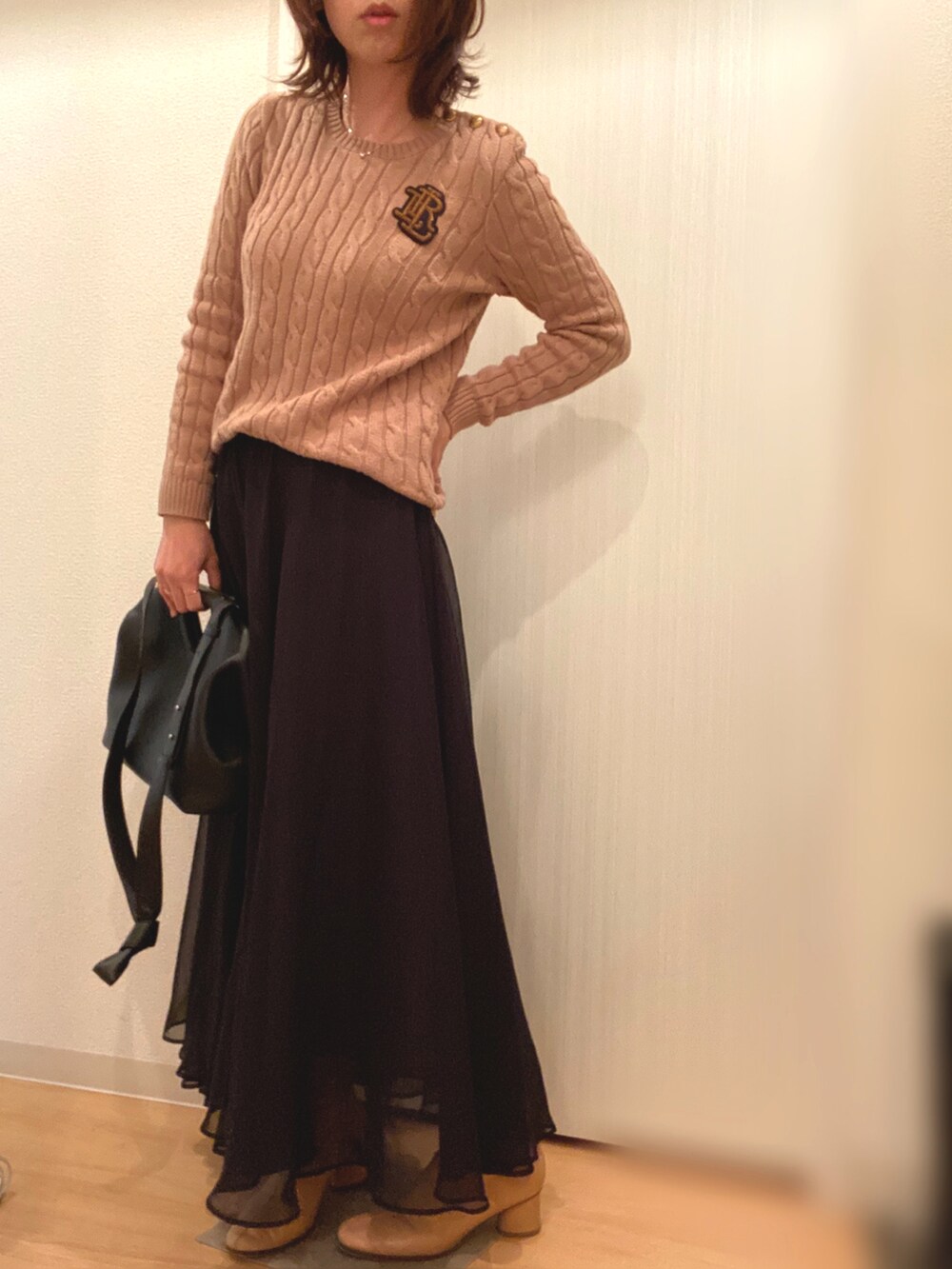 ブルー系のその他アウター、ブラウン系のニット/セーター、ブラック系のスカートを着用したレディースの冬コーディネートの2枚目の写真