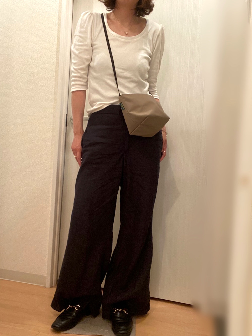 その他のパンツ、ブラック系のローファー、ベージュ系のショルダーバッグを着用したレディースの夏コーディネートの2枚目の写真