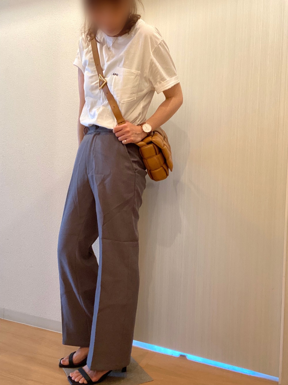 ホワイト系のTシャツ/カットソー、グレー系のその他パンツ、ブラック系のサンダルを着用したレディースの夏コーディネートの2枚目の写真