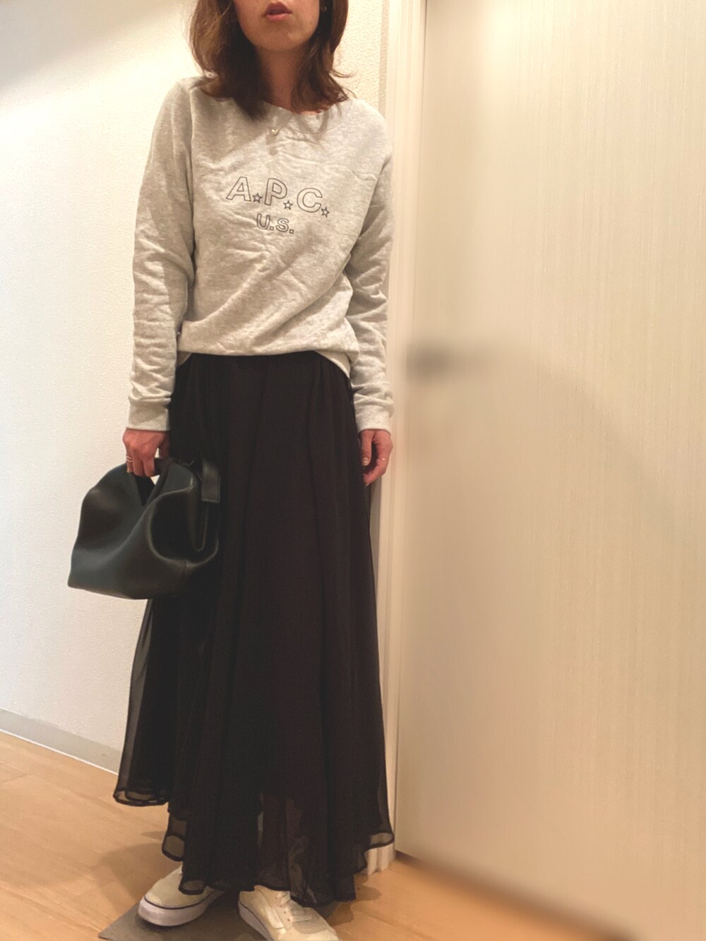グレー系のスウェット、ブラック系のスカート、グレー系のその他アウターを着用したレディースの春コーディネートの3枚目の写真