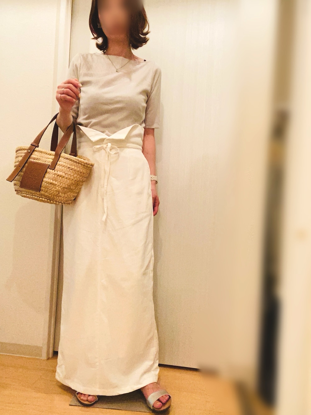 ホワイト系のTシャツ/カットソー、ホワイト系のスカート、シルバー系のサンダルを着用したレディースの夏コーディネートの2枚目の写真