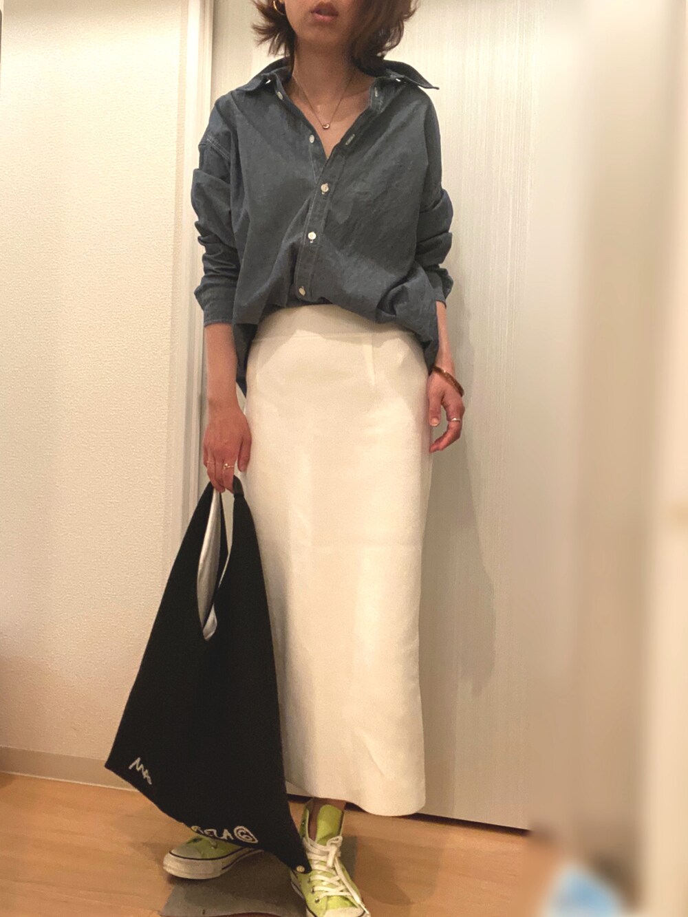 ブルー系のシャツ/ブラウス、ホワイト系のスカート、イエロー系のスニーカーを着用したレディースの春コーディネートの2枚目の写真