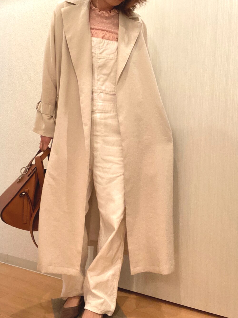 ピンク系のシャツ/ブラウス、ホワイト系のサロペット/オーバーオール、グレー系のパンプスを着用したレディースの春コーディネートの3枚目の写真